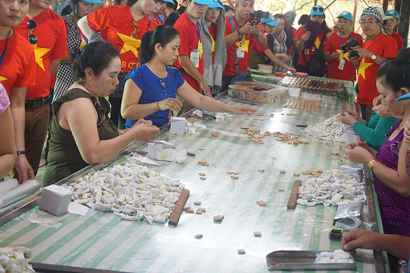 Trải nghiệm làm kẹo dừa truyền thống